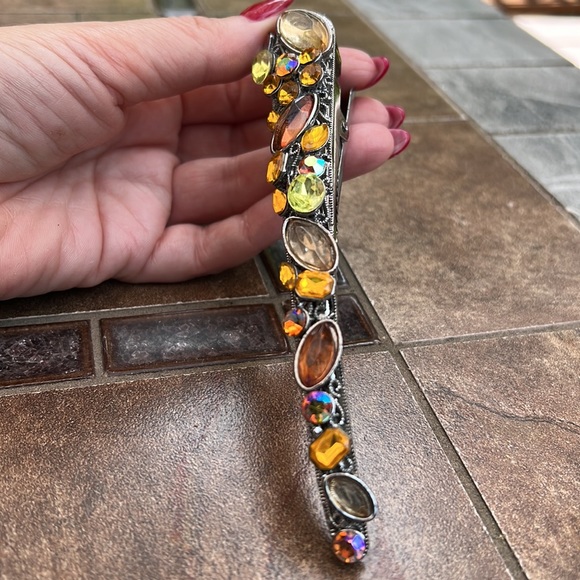 New without tags bejeweled hair clip with teeth to keep in place - Picture 3 of 9